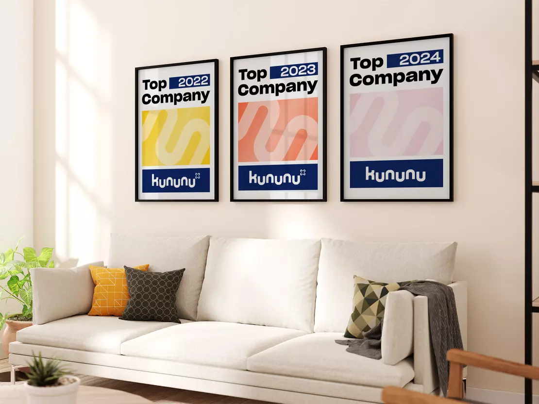 Bild mit einem Sofa und drei Bildern mit der Auszeichung  Kununu Top Company an der Wand 