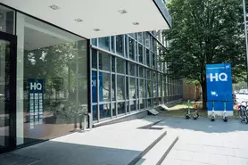 Bürogebäude von außen mit HQ Logo